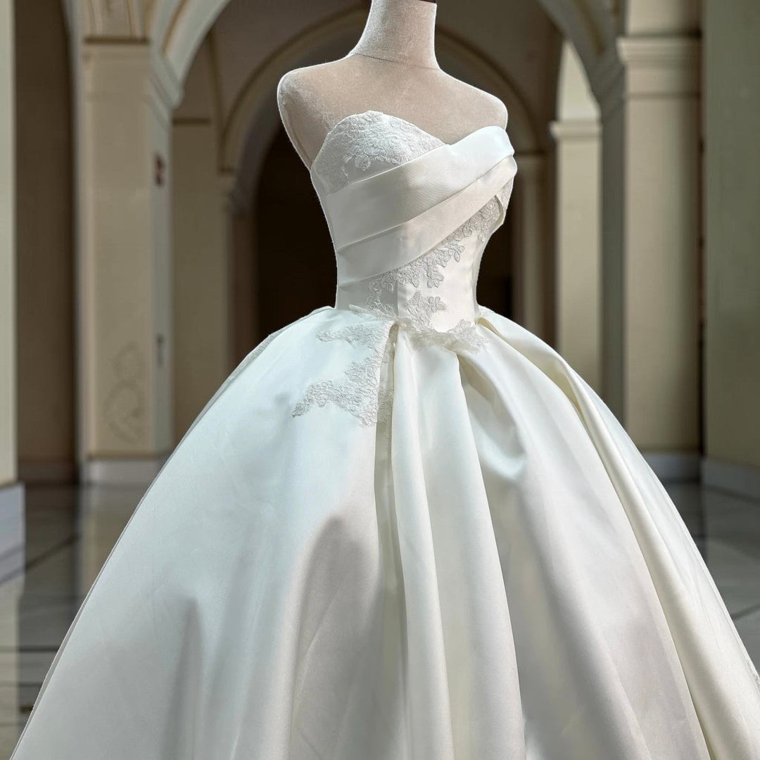 Luxury Sweetheart Satin Ball Gown Wedding Dress with Lace Appliqué LO211
