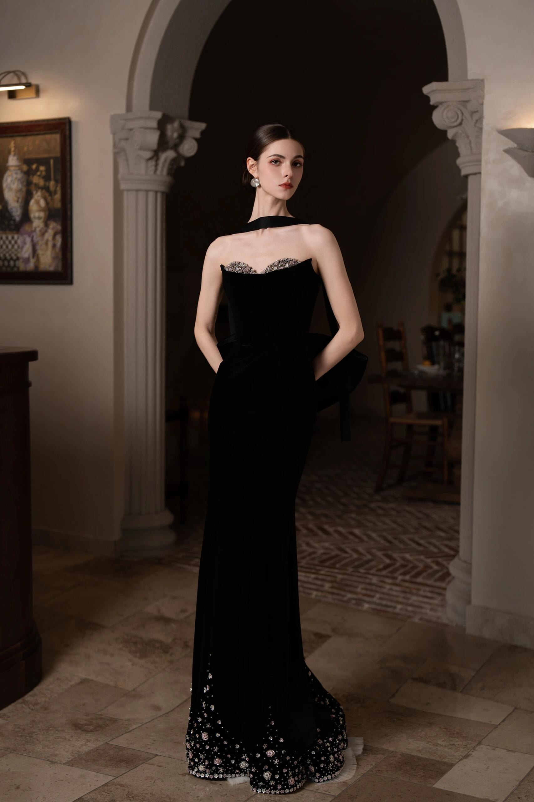 Luxury Black Strapless Evening Gown with Hand-Beaded Hem YL129