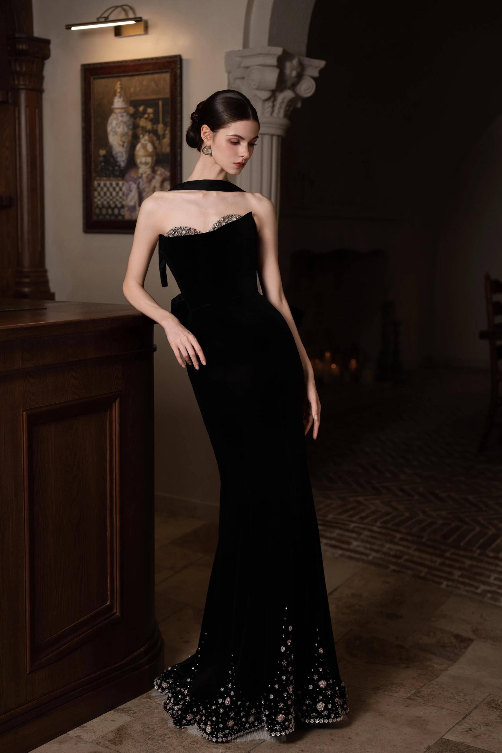 Luxury Black Strapless Evening Gown with Hand-Beaded Hem YL129