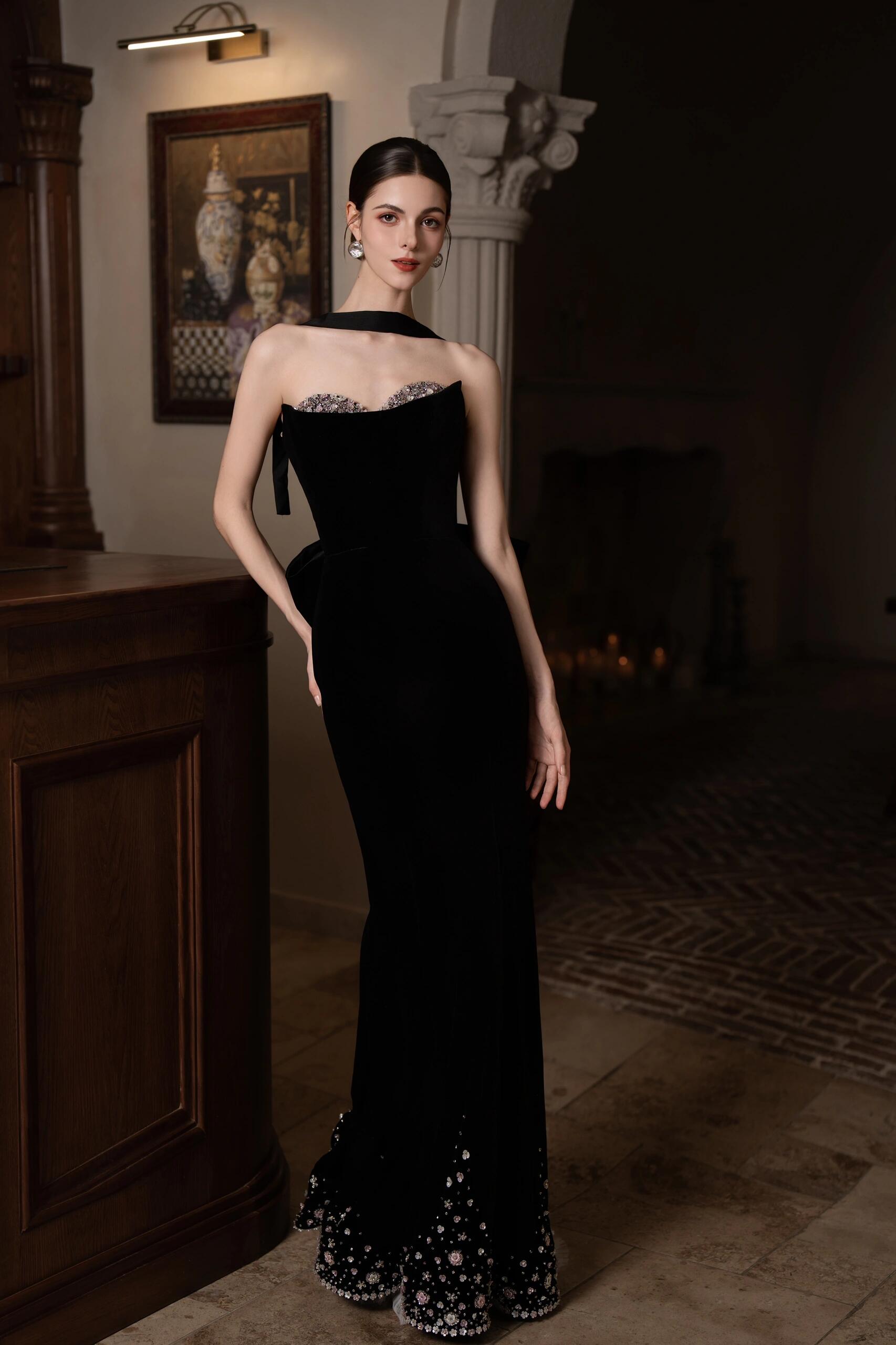 Luxury Black Strapless Evening Gown with Hand-Beaded Hem YL129