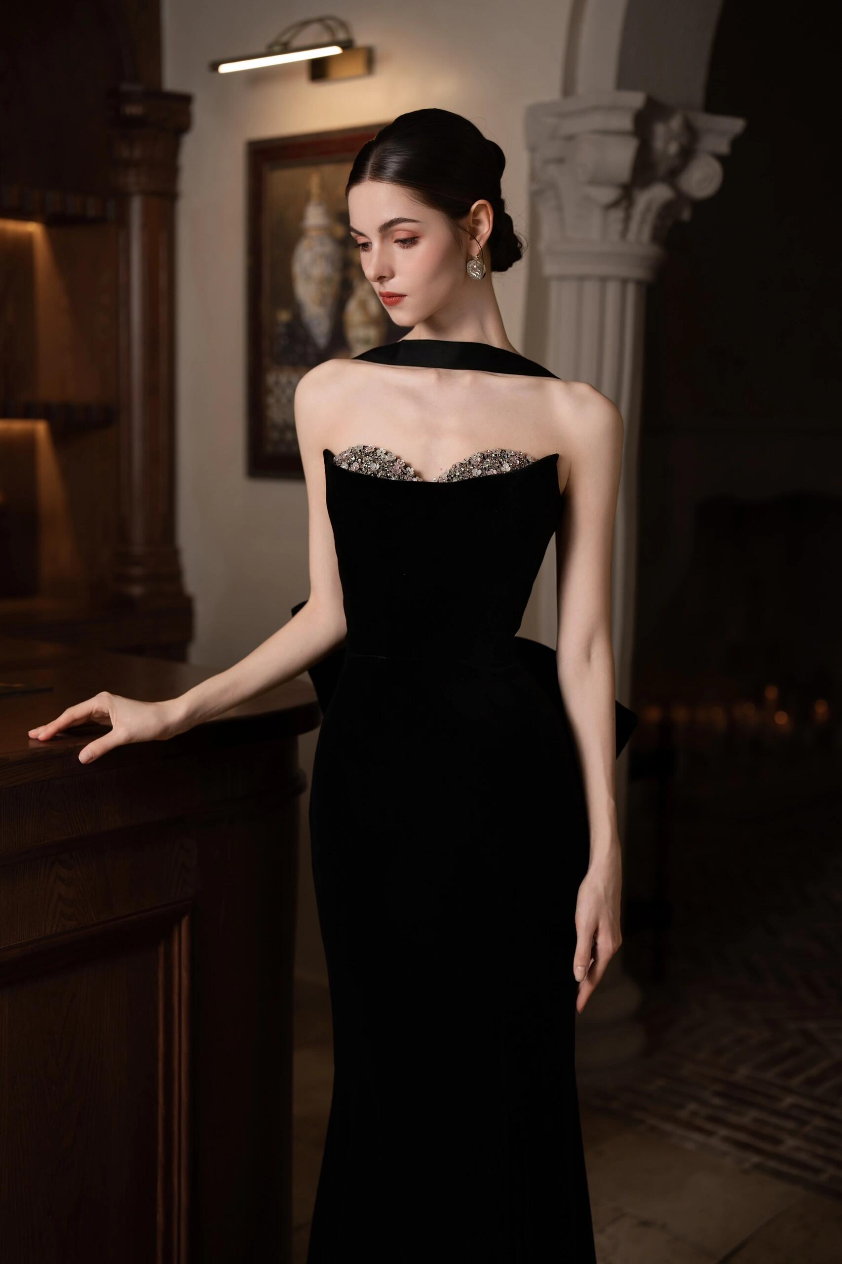 Luxury Black Strapless Evening Gown with Hand-Beaded Hem YL129