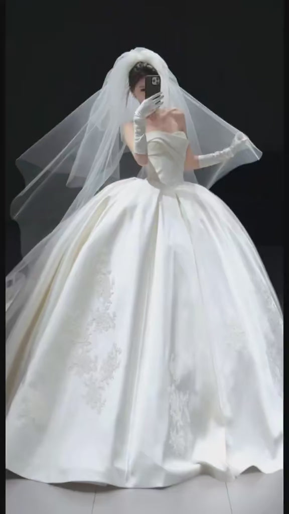 Luxury Sweetheart Satin Ball Gown Wedding Dress with Lace Appliqué LO211